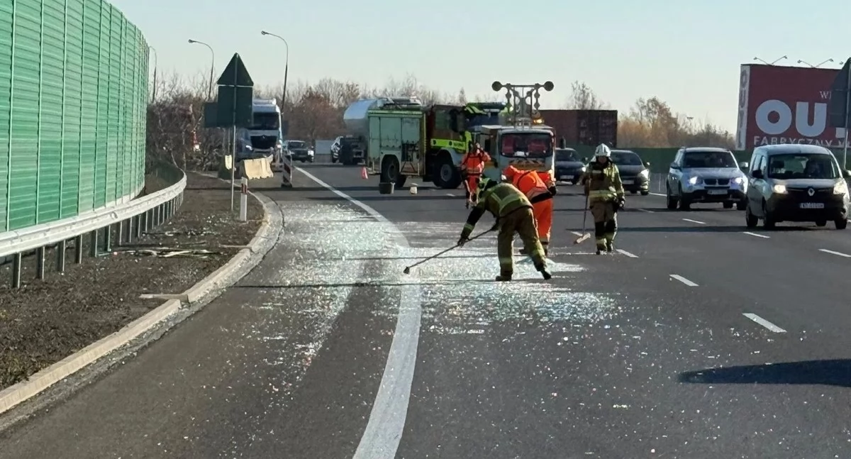 Czosnów. Rozsypane szkło na dwóch pasach trasy S7 w kierunku Gdańska. Na miejscu interweniują służby ratownicze, a droga jest zablokowana (aktualizacja)