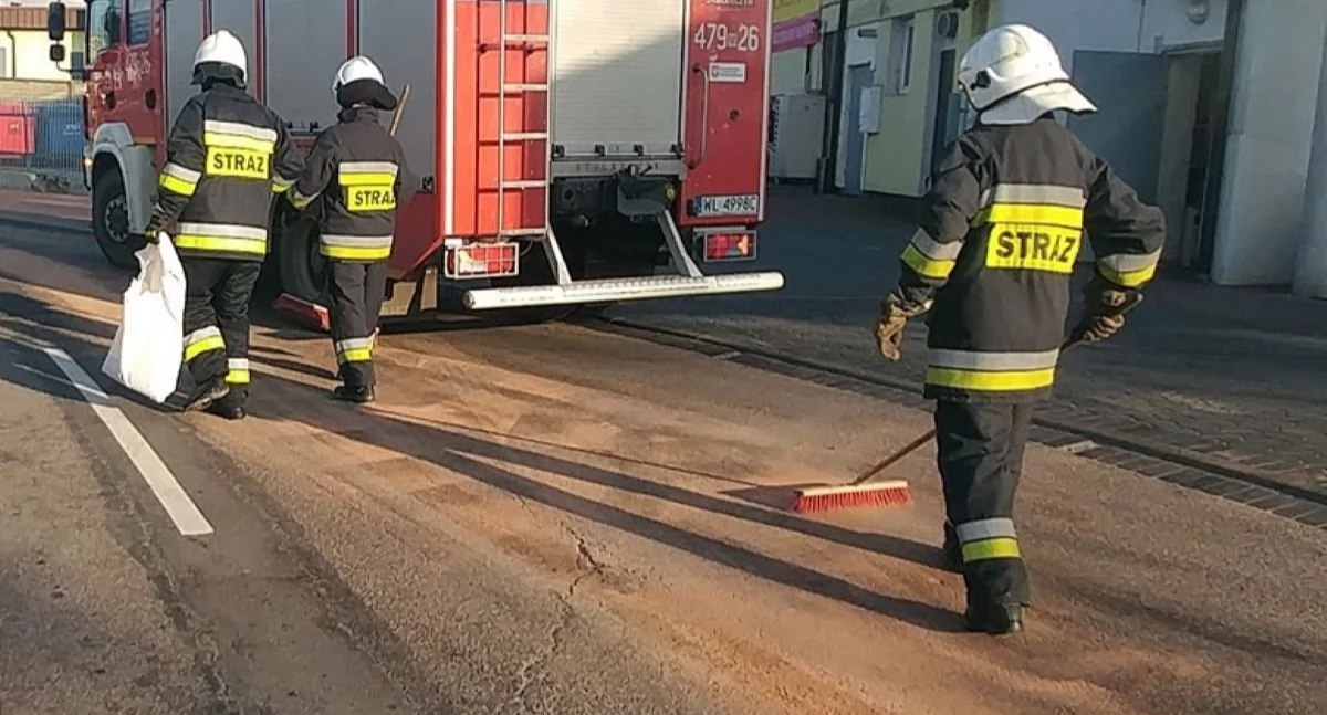 Plama oleju na 12 kilometrach między Janowem, a Pomiechówkiem. Straż pożarna przez ponad 4 godziny czyściła drogę