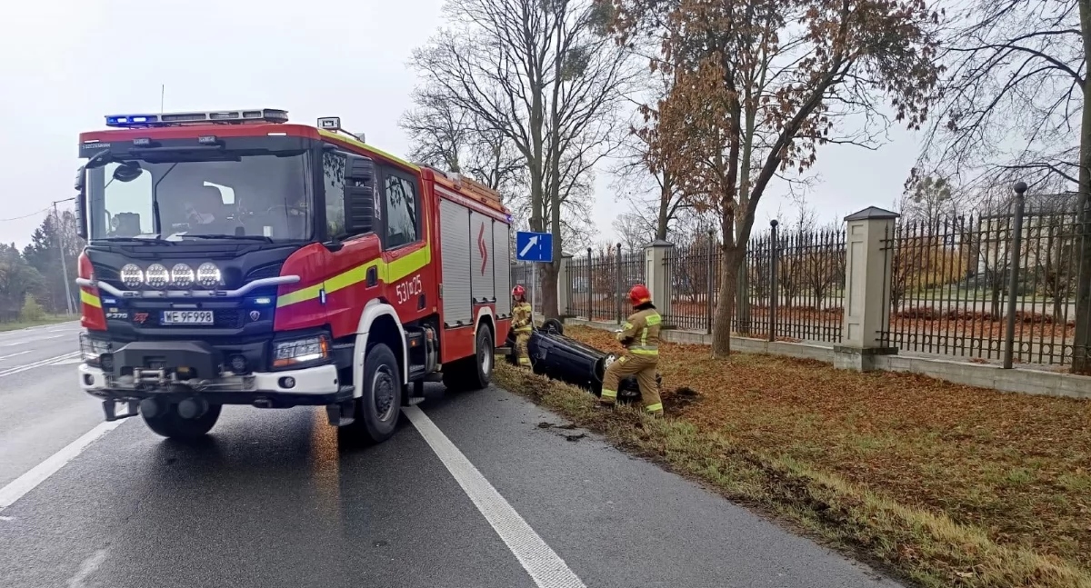 Nowy Dwór Mazowiecki. Kierowca opla na skrzyżowaniu DK 62 i DK 85 stracił panowanie nad autem, wpadł do rowu i dachował. Mężczyzna trafił do szpitala