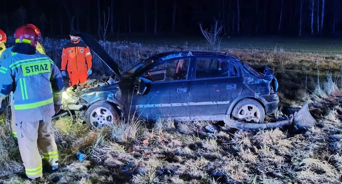 Pomiechówek. W Starym Orzechowie kierowca Opla próbował uniknąć zderzenia z innym pojazdem. Dachował i zatrzymał się na poboczu 