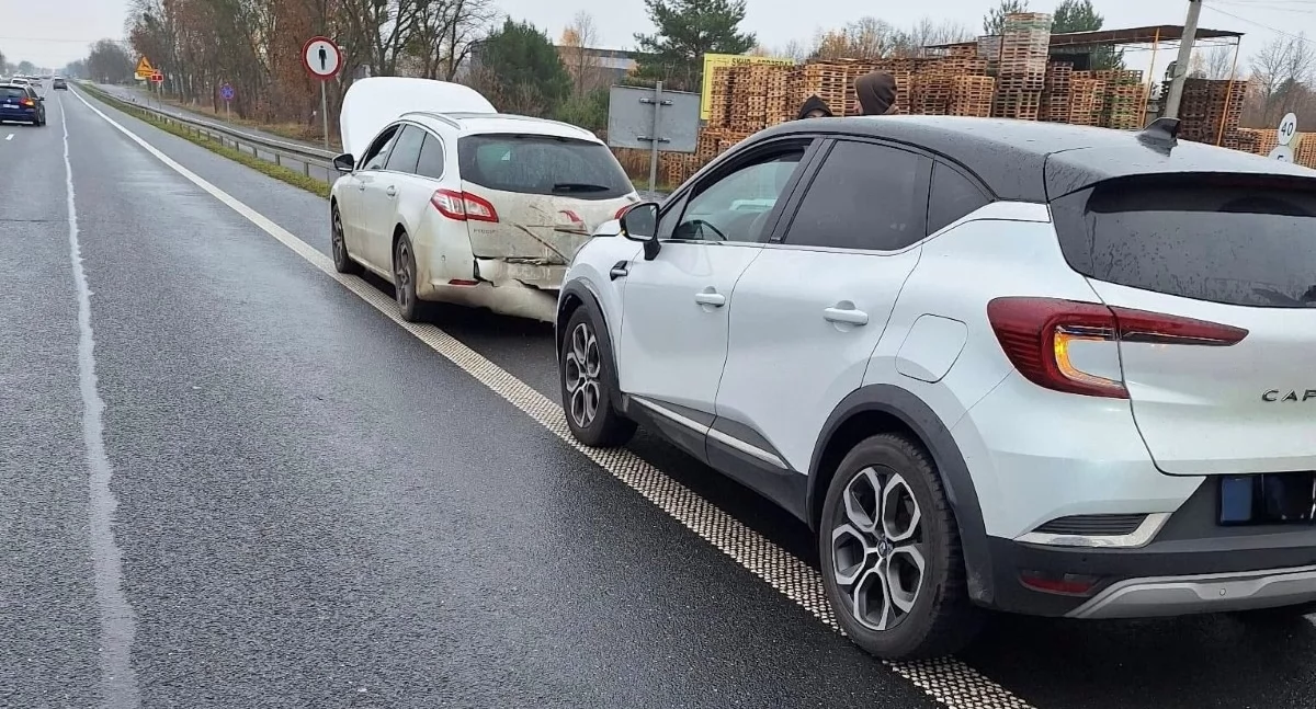 Czosnów. Kolizja na S7 z udziałem dzieci. W zdarzeniu uczestniczyły dwa pojazdy 