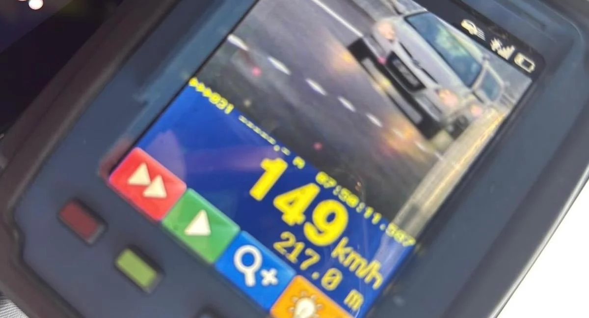 Piesi na pasach z telefonem przy uchu, kierowcy pędzący na złamanie karku. 90 wykroczeń w jeden dzień. Policja podsumowuje akcję „Bezpieczny Pieszy”
