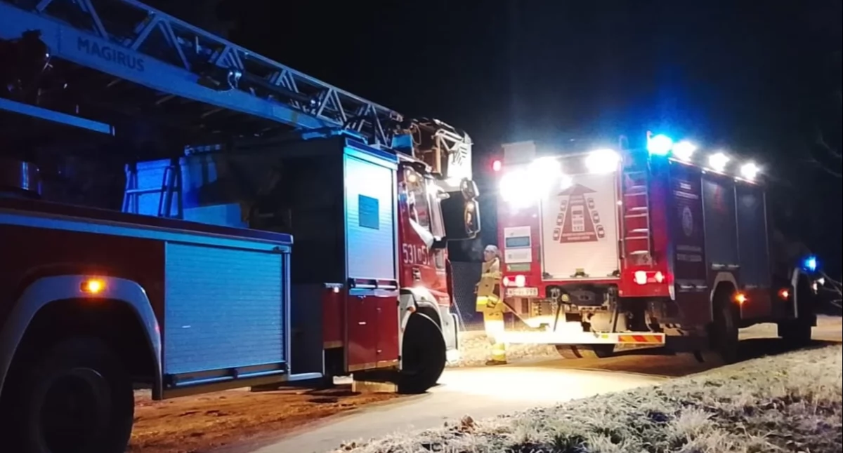 Nasielsk. Pożar sadzy w domu jednorodzinnym w Lubominie. Z ogniem walczyły cztery zastępy straży pożarnej
