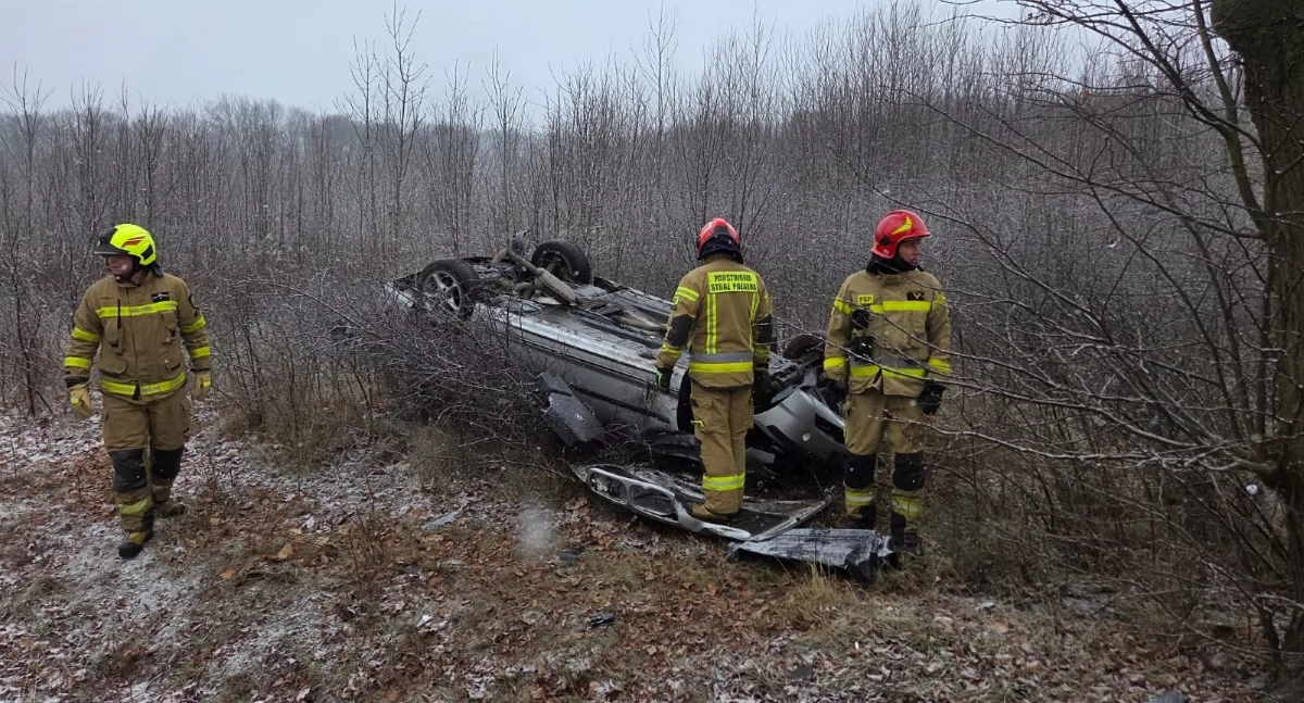 Nowy Dwór Mazowiecki. Kierowca BMW zjechał z DK 62 do rowu i dachował. Trzy osoby trafiły do szpitala