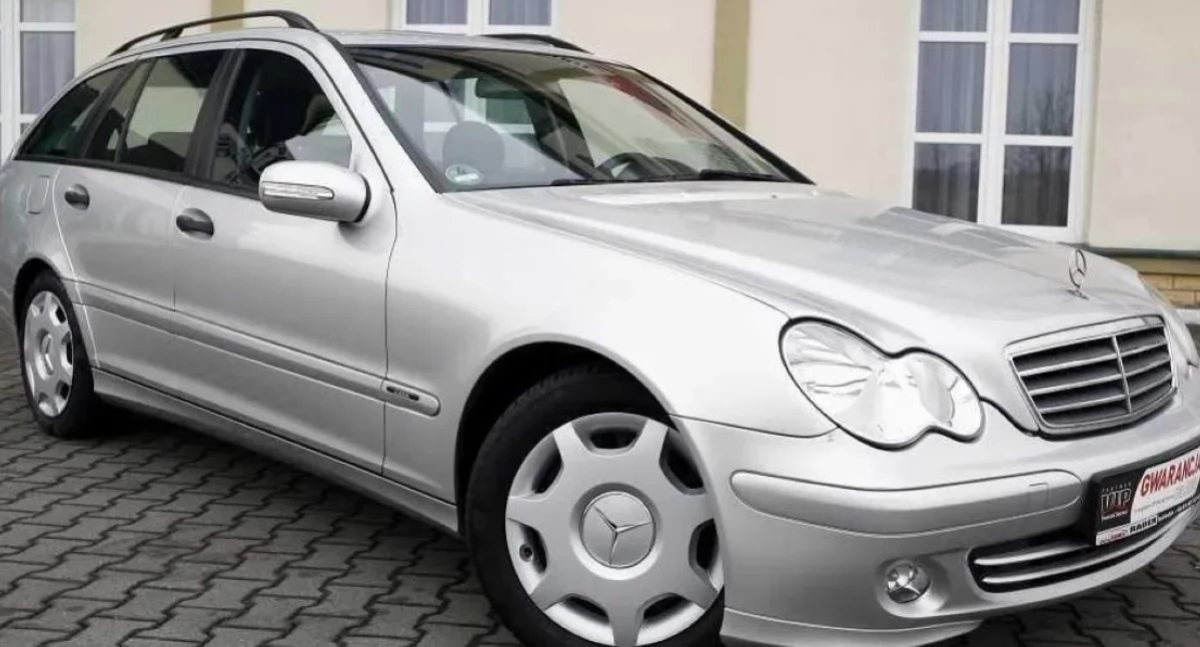 Motoryzacyjna gratka w Nowym Dworze Mazowieckim! Mercedes i Ford czekają na nowych właścicieli. Wcześniej korzystali z nich urzędnicy z nowodworskiego starostwa  