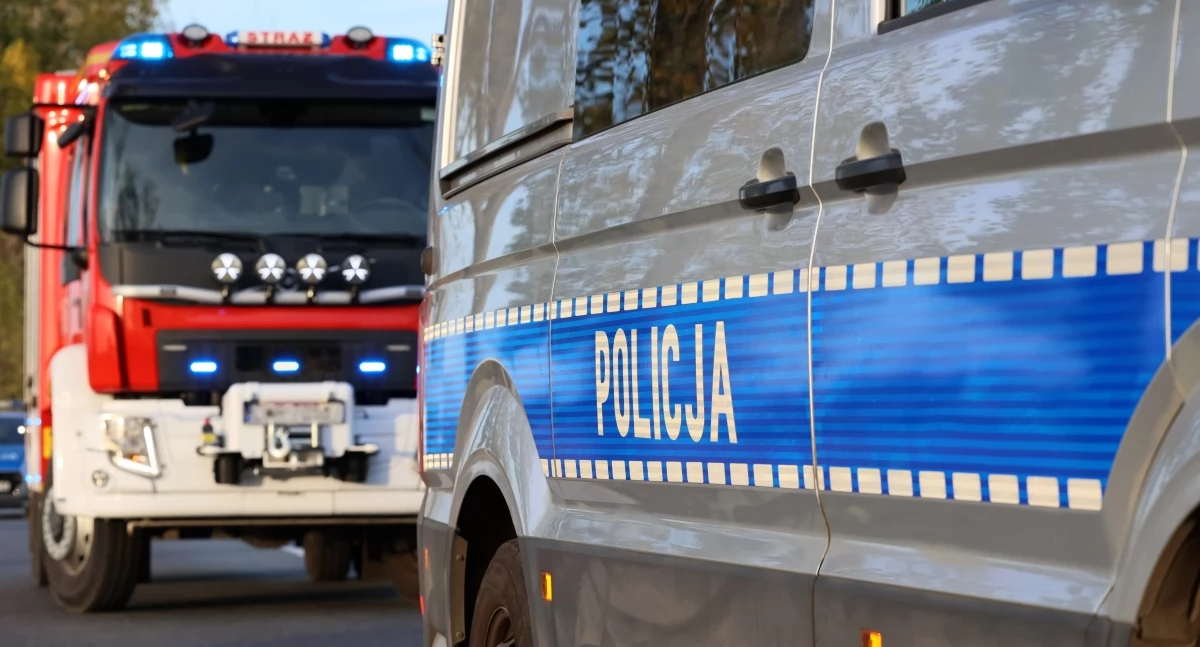 Nowy Dwór Mazowiecki. Samochód osobowy, którym podróżowały trzy osoby wypadł z drogi krajowej nr 62 i zjechał do rowu (aktualizacja)