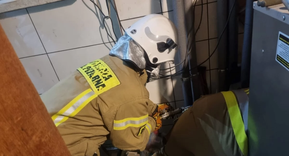 Pomiechówek. Ulatniający się gaz powodem interwencji służb ratowniczych w budynku wielorodzinnym przy ul. Szkolnej