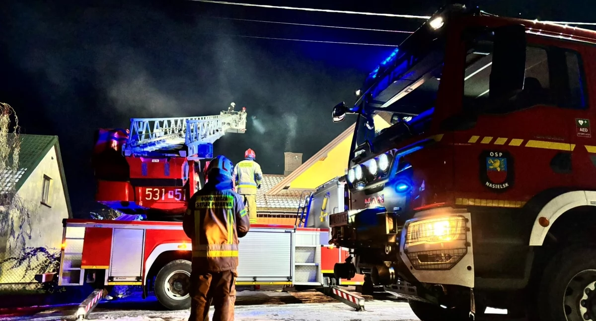 Nasielsk. Pożar sadzy w domu przy ul. Andersa. Z ogniem walczyły cztery zastępy straży pożarnej