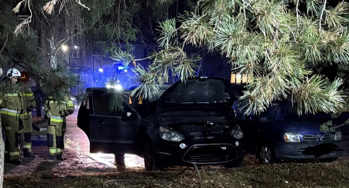 Zakroczym. Pożar samochodu osobowego przy ulicy Warszawskiej. Interweniowała straż pożarna i policja