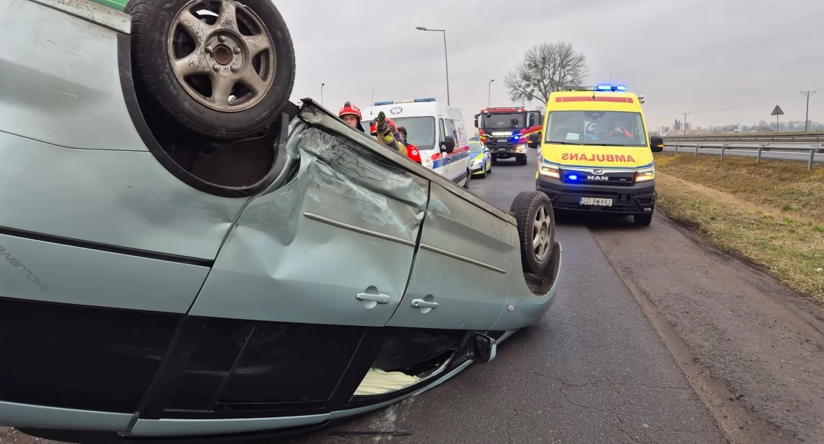 Czosnów. Zderzenie dostawczaka z autem osobowym przy stacji paliw w Pieńkowie. W wyniku tego zdarzenia osobówka dachowała, a jedna osoba trafiła do szpitala