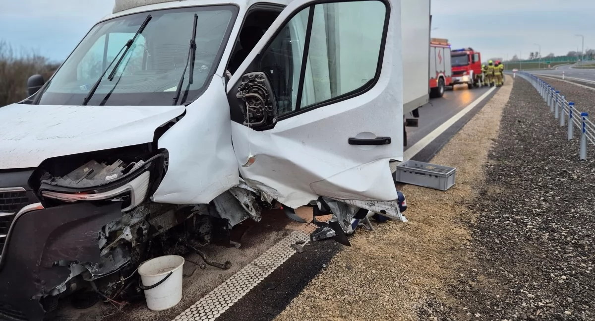 Czosnów. Kierowca auta dostawczego uderzył w bariery na trasie S7 w Kazuniu Nowym. 45-latek trafił do szpitala