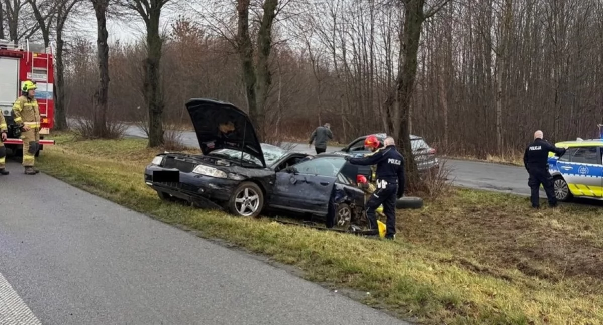 Czosnów. Szaleńcza ucieczka kierowcy Audi na trasie S7 przed policją zakończona dachowaniem.  51-latek ma 6 zakazów prowadzenia aut i 3 lata do odsiadki
