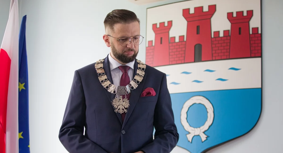 Nowy Dwór Mazowiecki. Burmistrz Sebastian Sosiński od 1 lipca 2025 r. ma zarabiać o nieco ponad 1 tys. zł brutto więcej miesięcznie