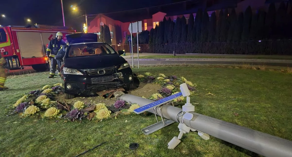 Nasielsk. Pijany kierowca lexusa wjechał w wyspę ronda przy skrzyżowaniu Kościuszki i Płońskiej, a następnie uszkodził latarnię