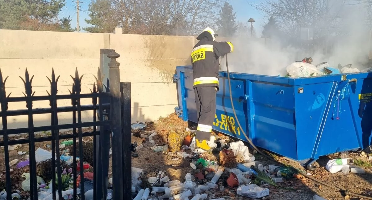 Pomiechówek. Pożar śmieci w kontenerze na cmentarzu parafialnym we wsi Pomiechowo