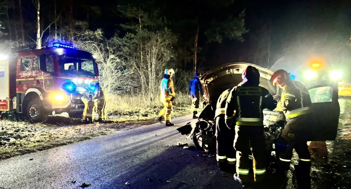 Nasielsk. Kobieta kierująca lexusem wypadła z drogi powiatowej w Studziankach i dachowała w rowie. Z urazami klatki piersiowej trafiła do szpitala