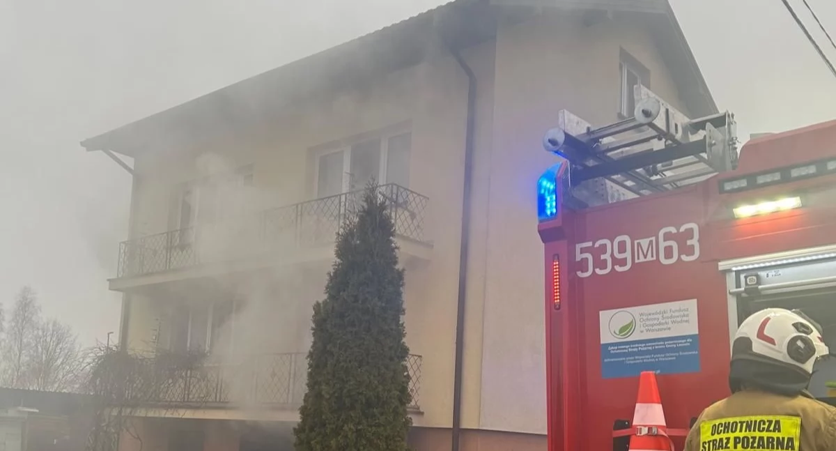 Leoncin. Pożar w kotłowni domu w Nowym Wilkowie. Na miejscu interweniowało sześć zastępów straży pożarnej