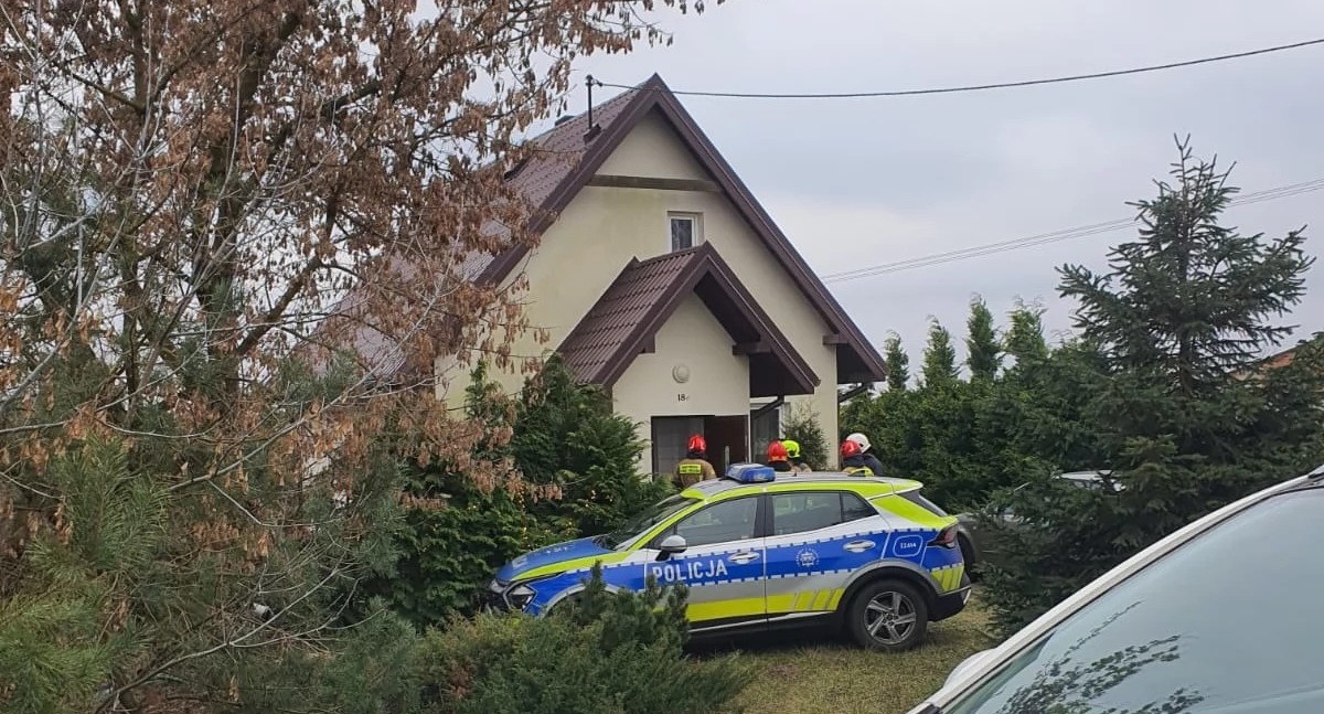 W Wólce Smoszewskiej mężczyzna potrzebował pilnej pomocy. Służby ratownicze weszły siłowo do budynku