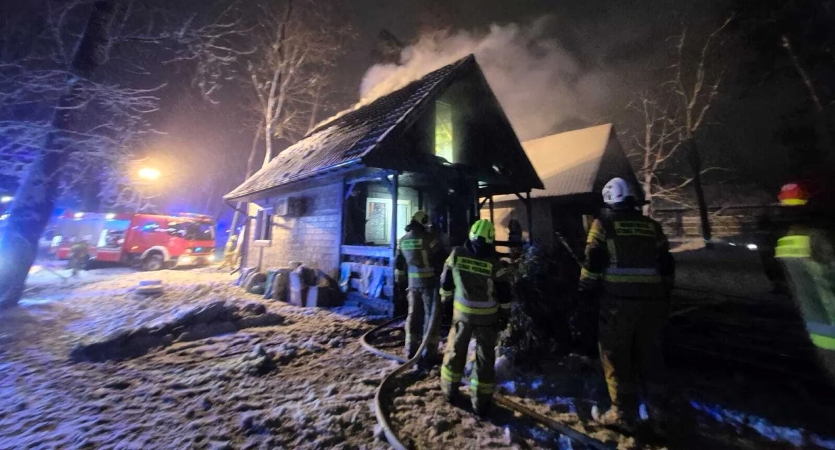 Czosnów. Pożar budynku mieszkalnego przy Rolniczej. Płomienie poważnie uszkodziły dach i poddasze