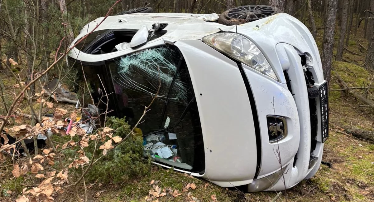 Pijana obywatelka Białorusi dachowała autem w Starych Grochalach. Sprawa trafi do sądu