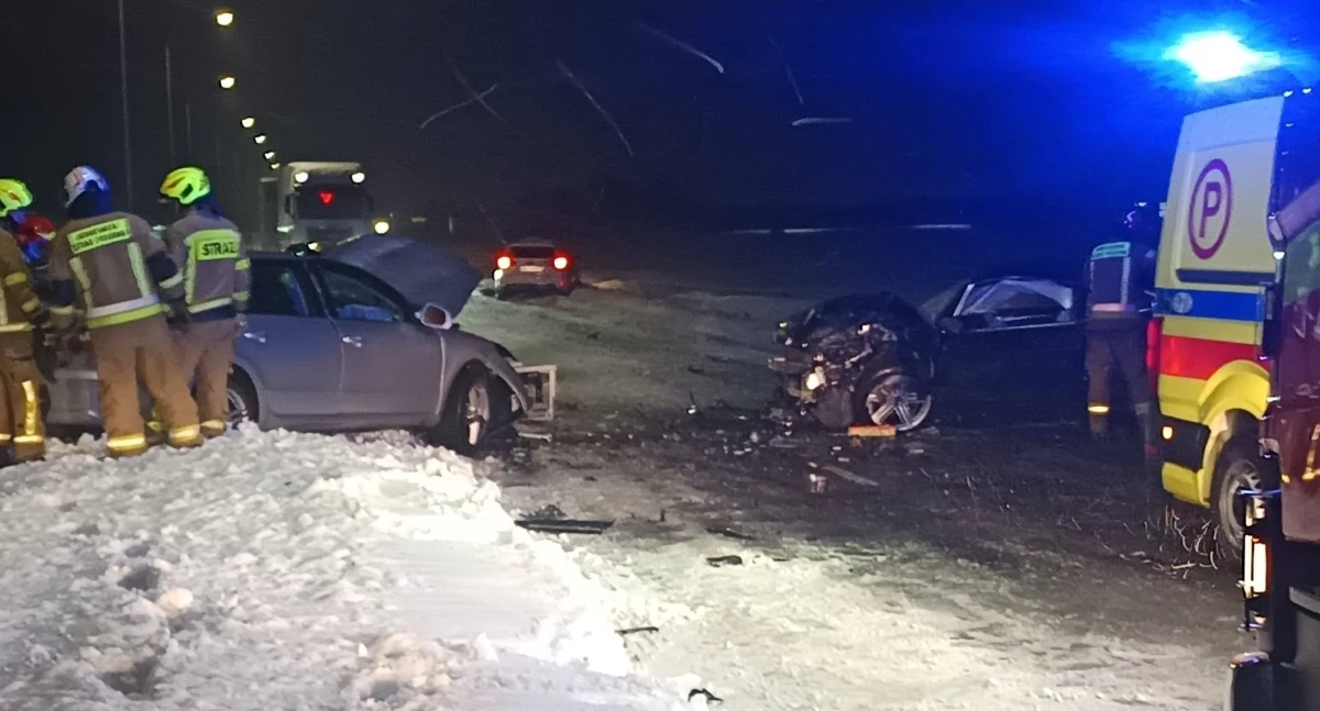 Zakroczym. Wypadek z udziałem czterech aut osobowych na Doranta. Dwie osoby zostały przetransportowane do szpitala