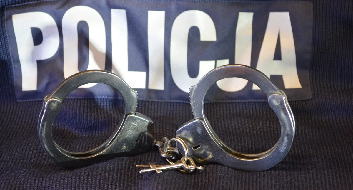 Rozbój w Starych Pieścirogach. Policja zatrzymała 18-latka i odzyskała skradzione mienie
