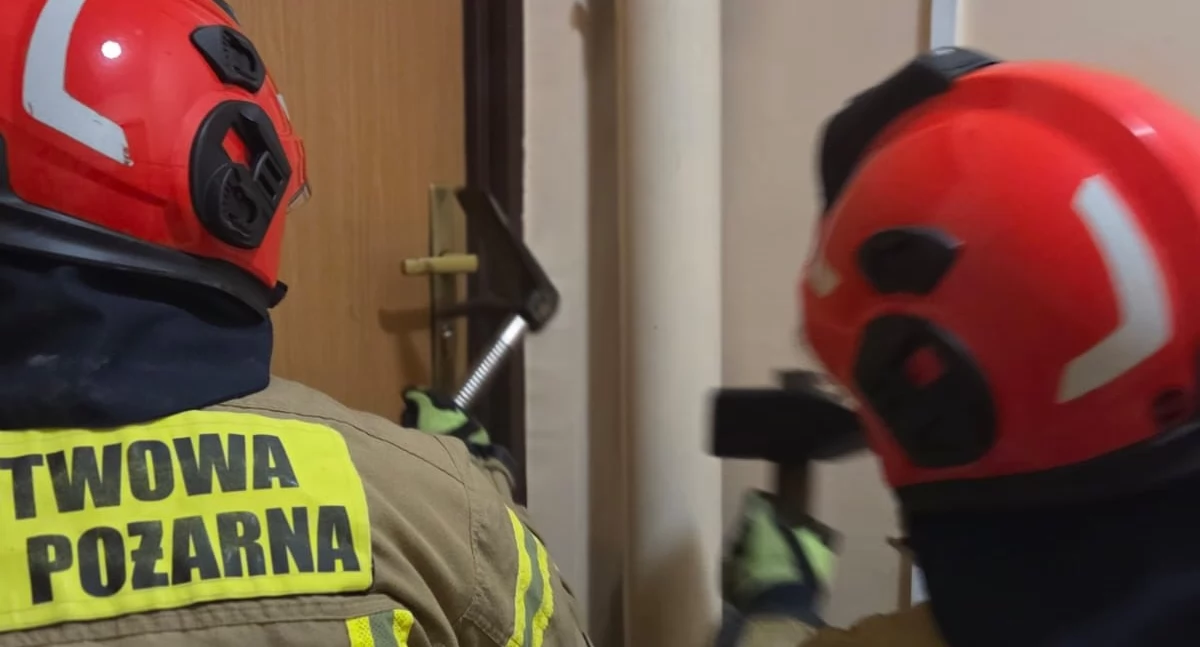 Nowy Dwór Mazowiecki. W mieszkaniu przy Mazowieckiej kobieta potrzebowała pilnej pomocy medycznej. Strażacy wyważyli drzwi