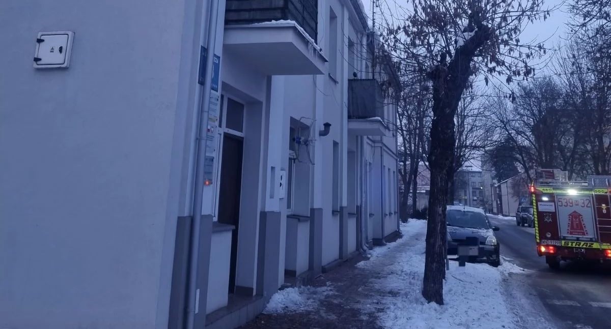 Nowy Dwór Mazowiecki. Strażacy usunęli nawisy śnieżne z dachu bloku przy Nałęcza