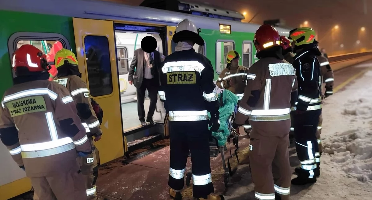 Pomiechówek. Na stacji kolejowej pijana 34-latka poślizgnęła się i spadła na tory przed zatrzymujący się pociąg. Kobieta została zabrana do szpitala