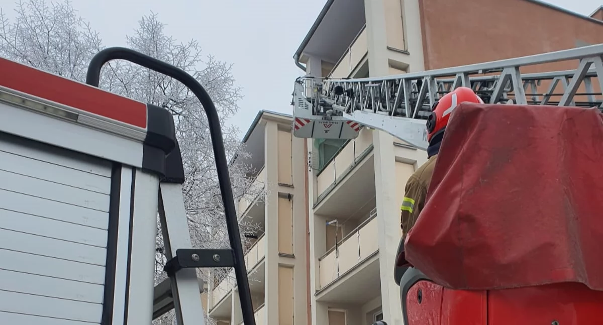 Nowy Dwór Mazowiecki. Służby weszły siłowo do mieszkania przy Lotników. W lokalu znaleziono zwłoki mężczyzny