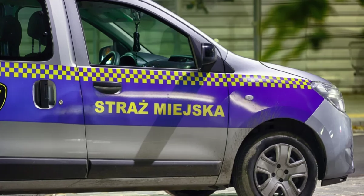 Nowy Dwór Mazowiecki. Mróz, lód i śnieg. Straż Miejska czeka na zgłoszenia pod całodobowym interwencyjnym numerem telefonu 986!