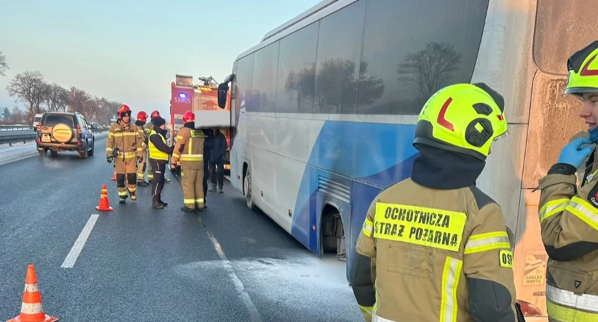 Czosnów. Na trasie S7 od autokaru odpadło koło. Szybka reakcja kierowcy zapobiegła pożarowi pojazdu