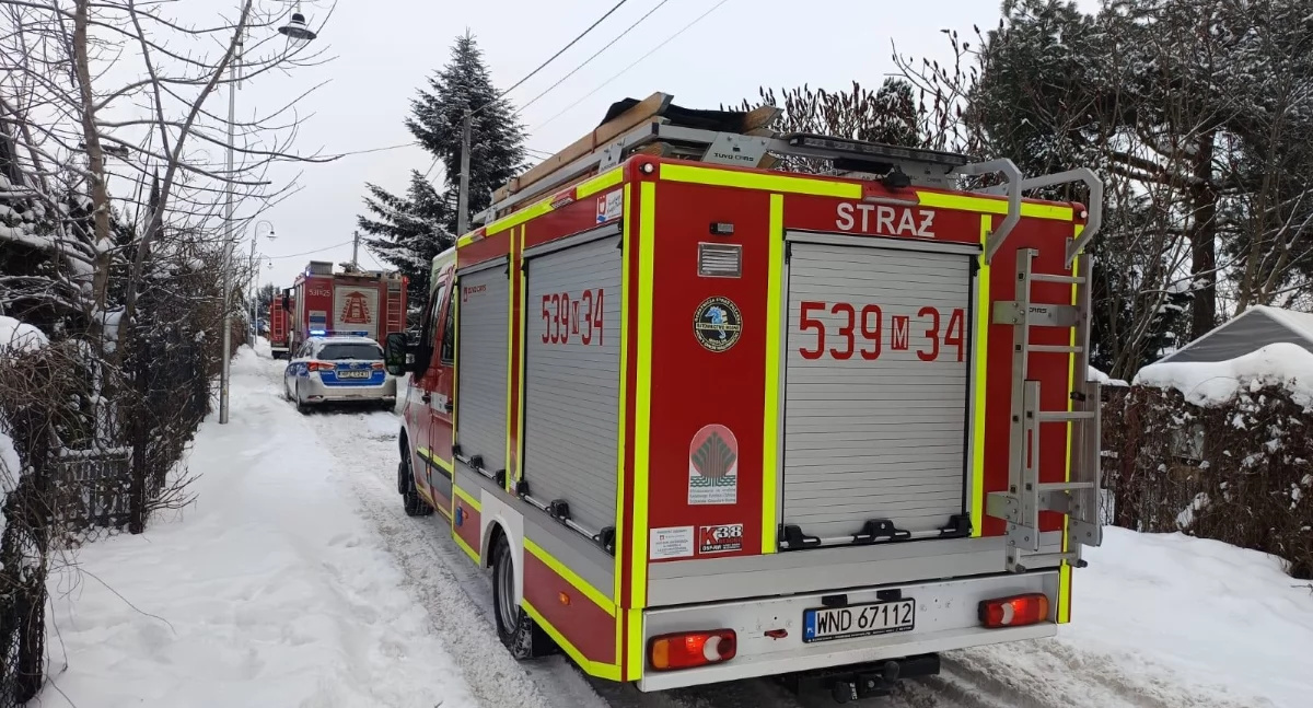 Nowy Dwór Mazowiecki. W domu przy ulicy Żwirowej doszło do rozszczelnienia komina. Interweniowały straż pożarna i policja