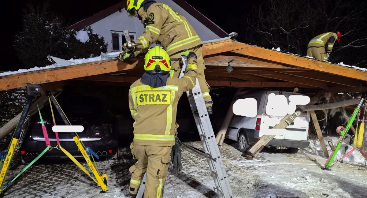 Nowy Dwór Mazowiecki. Pod ciężarem zalegającego śniegu wiata garażowa przewróciła się na zaparkowane pod nią Porsche i Opla