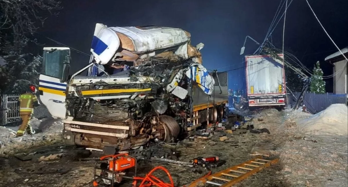 Czosnów. Czołowe zderzenie dwóch pojazdów ciężarowych na DW 579 w miejscowości Kazuń-Bielany. Dwie osoby trafiły do szpitala