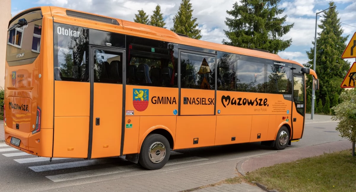 Nasielsk. W Kędzierzawicach autobus szkolny zakopał się w śniegu. Z pomocą przyszli strażacy ochotnicy