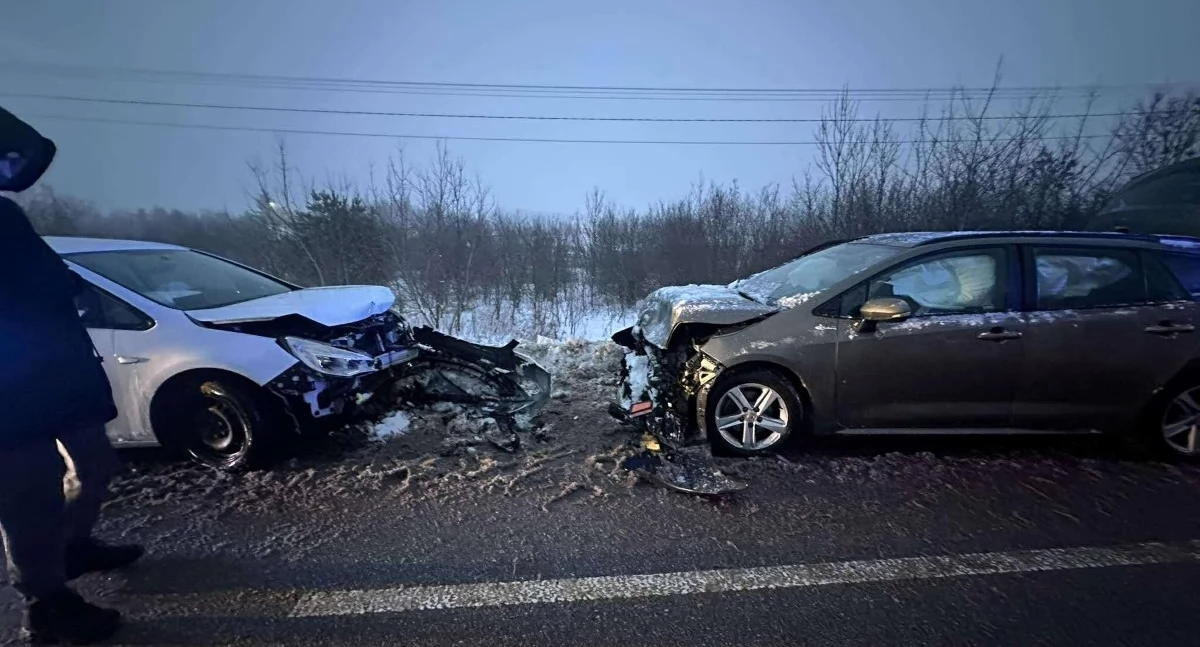 Pomiechówek. Czołowe zderzenie dwóch aut osobowych w Kosewie. Jedna osoba trafiła do szpitala