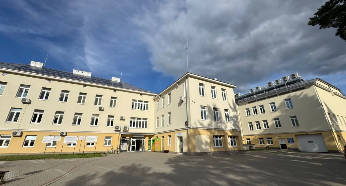 Nowy Dwór Mazowiecki. Strażacy usunęli nawisy śnieżne i sople lodu z dachu szpitala przy Miodowej