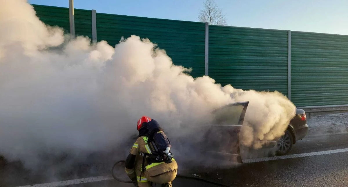 Czosnów. Pożar skody na trasie S7. Auto stanęło w płomieniach