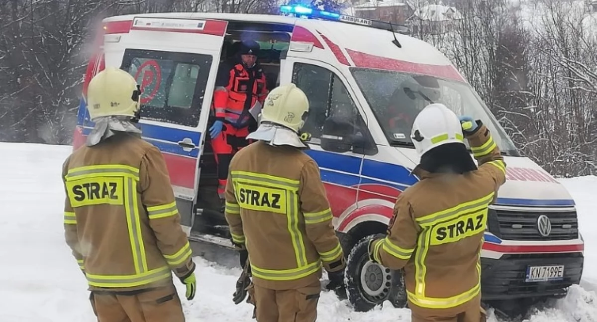 Zakroczym. Karetka z pacjentką utknęła w śniegu przy ulicy Płońskiej. Z pomocą przyszli druhowie z OSP Zakroczym
