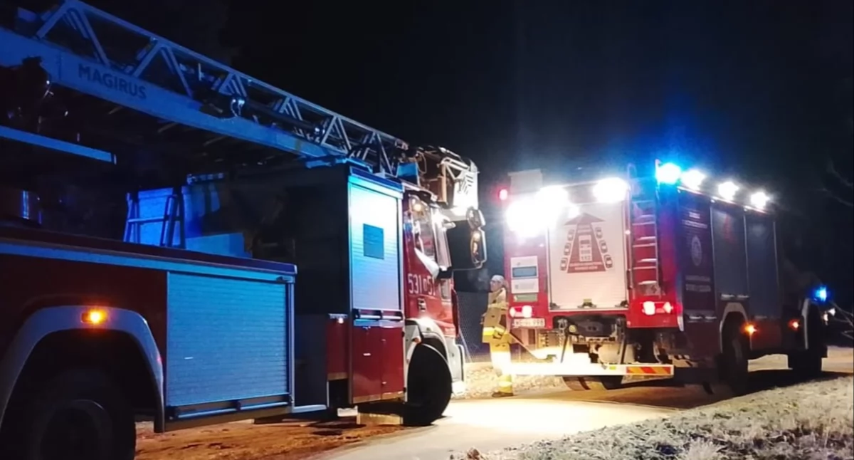 Nasielsk. Pożar sadzy w domu jednorodzinnym w Ruszkowie. Z ogniem walczyły trzy zastępy straży pożarnej