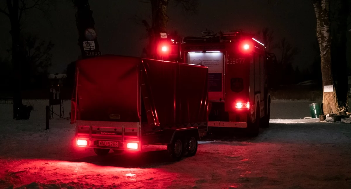 Czosnów. Druhowie z OSP Kazuń Polski i OSP Krogulec pomagają w walce z przyduchą w Jeziorze Dolnym w Kazuniu Nowym