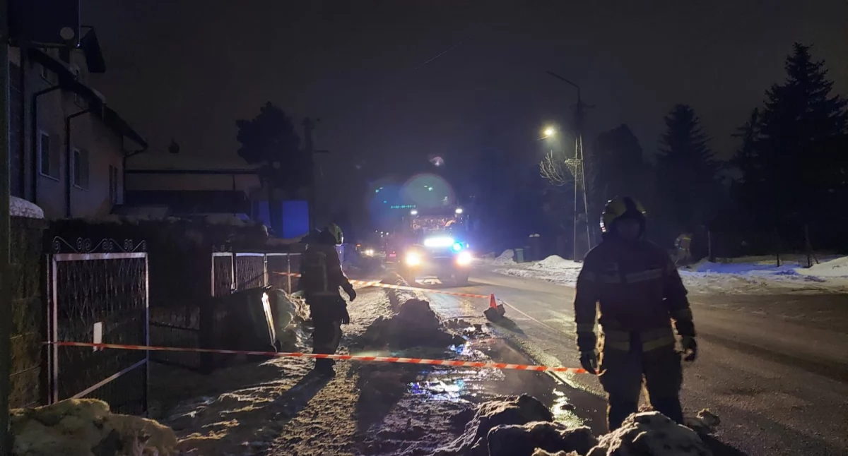 Pęknięta rura zalała ul. Kopernika. Nocna interwencja służb w Nowym Dworze Mazowieckim