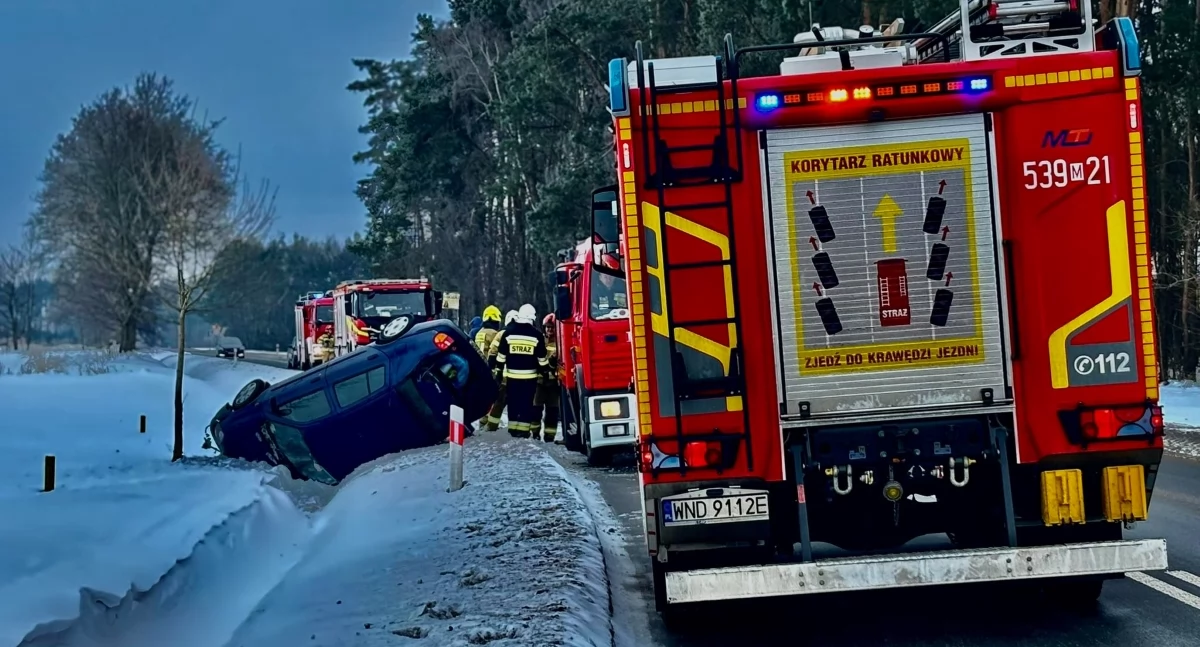 Nasielsk. W Lorcinie samochód osobowy wypadł z drogi wojewódzkiej nr 632 do rowu i dachował. Na miejscu interweniują służby ratownicze