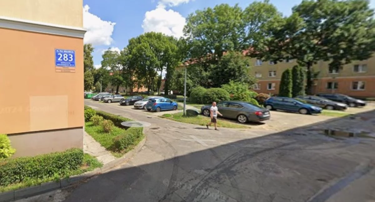 Nowy Dwór Mazowiecki. Kawalerka na parterze w bloku przy Malewicza za nieco ponad 21 tys. zł. Trwa sprzedaż mieszkań komunalnych na rzecz ich najemców