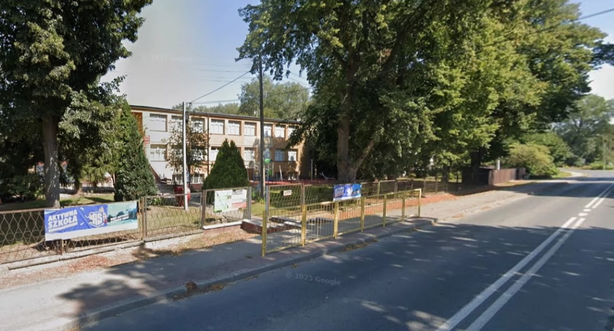 Czosnów. Sarna utknęła na terenie ZSP w Kazuniu Nowym. Z pomocą zwierzęciu przyszli strażacy