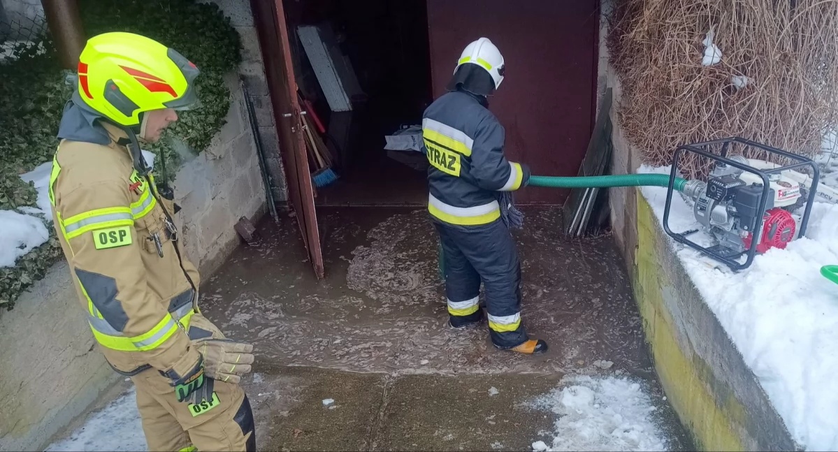 Awarie rur  powodem zalanych piwnic w miejscowościach Pomiechówek i Mochty-Smok. Z pomocą przyszli strażacy ochotnicy