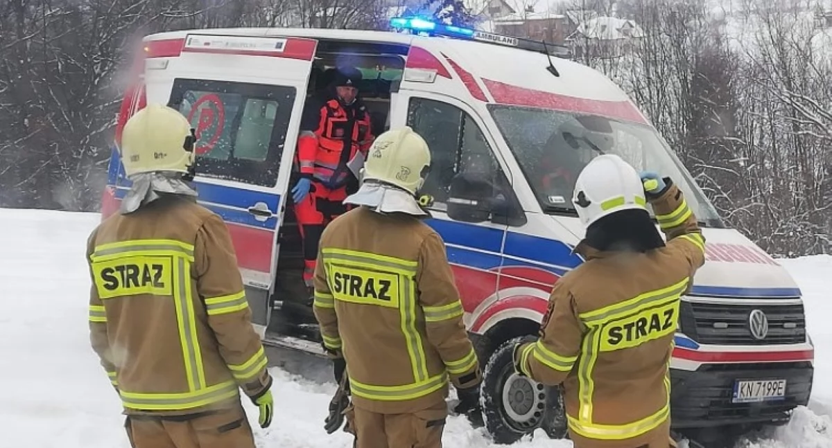 Pomiechówek. Karetka z pacjentem utknęła w śniegu. Z pomocą przyszli strażacy ochotnicy