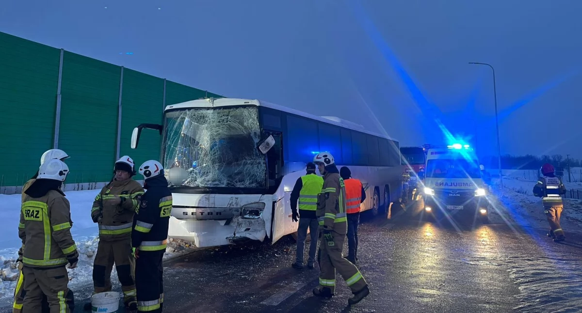  Zderzenie dwóch autokarów w Kroczewie. Jedenaście osób zostało poszkodowanych (aktualizacja)