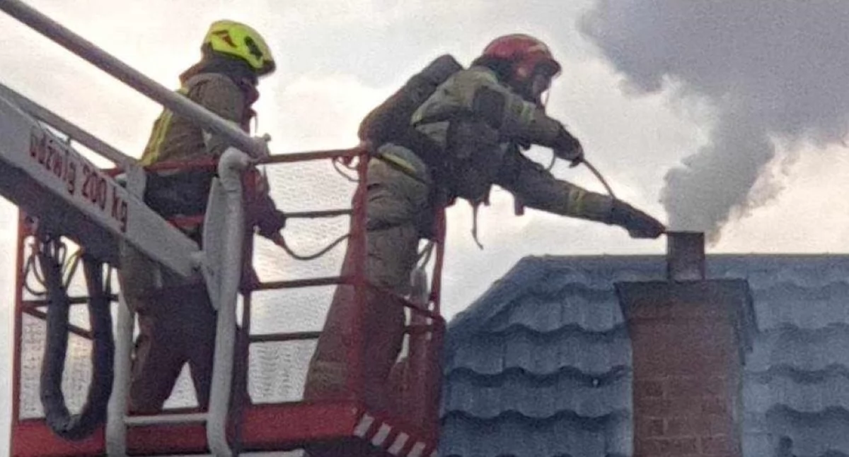 Nasielsk. Pożar sadzy w domu w Mazewie Dworskim “B”. Na miejscu interweniowały cztery zastępy straży pożarnej